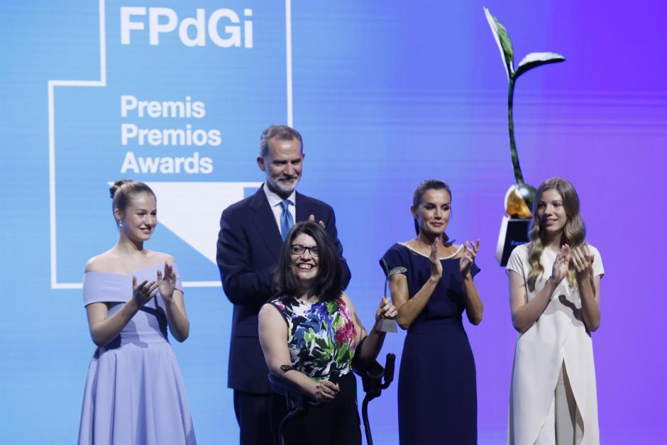 La psicóloga y comunicadora Claudia Tecglen (c), recibe el premio Fundación Princesa de Girona (FPdGi) Social 2022 de manos de los reyes Felipe VI (2i) y Letizia (2d), la princesa Leonor (i) y la infanta Sofía