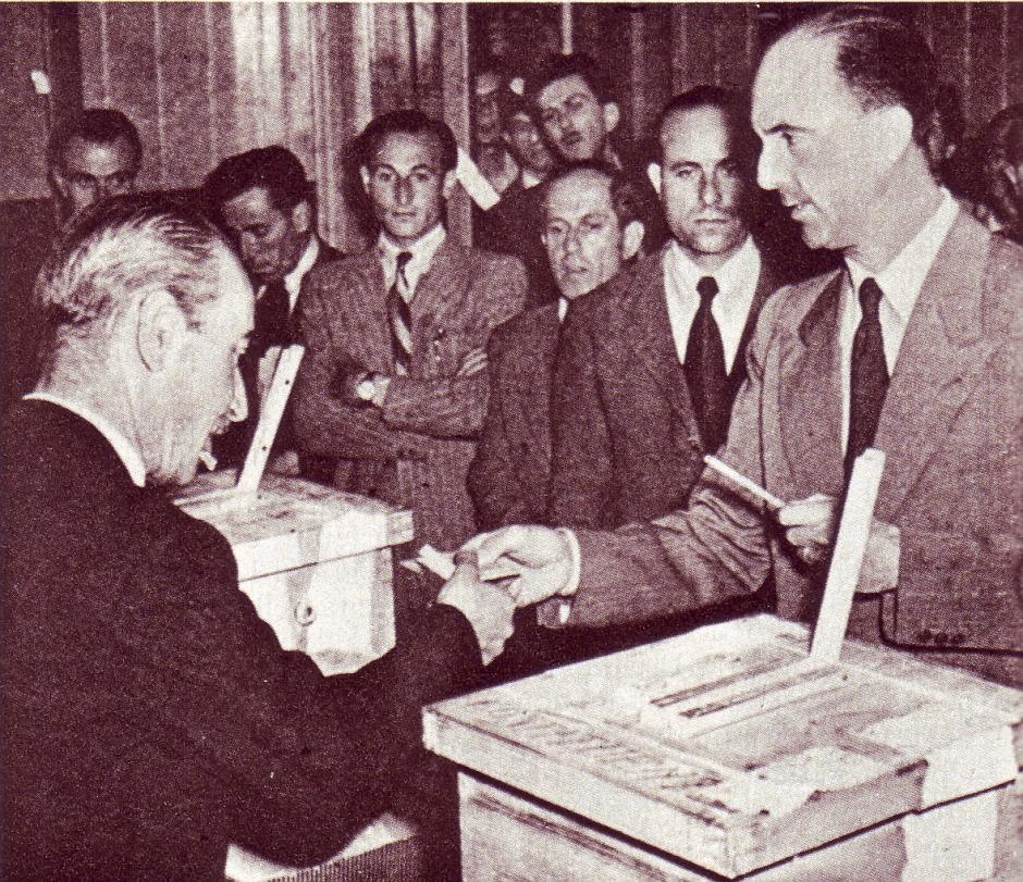 Umberto II va a votar el 2 de junio de 1946 para el referéndum institucional