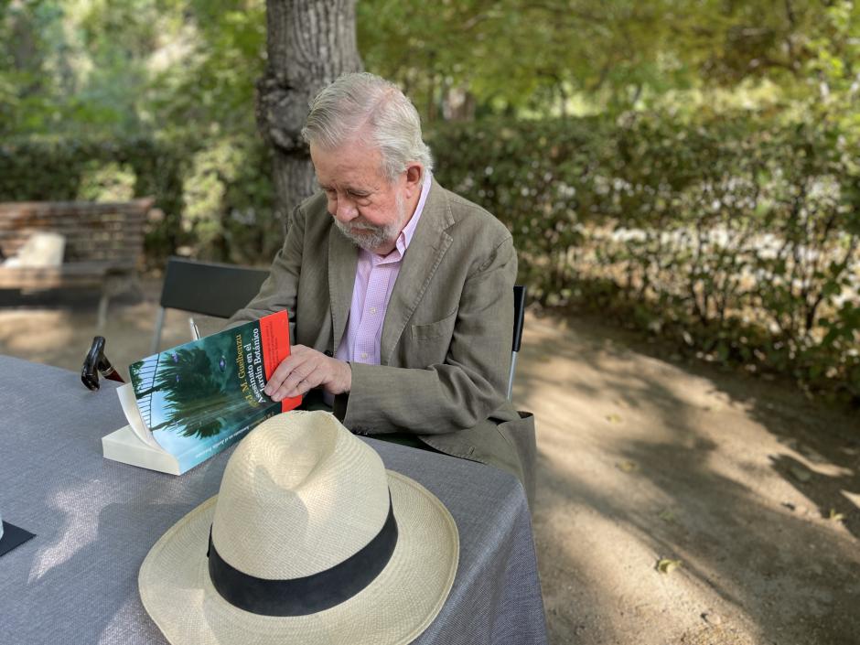 J. M. Guelbenzu firmando un ejemplar de su última novela, 'Asesinato en el Jardín Botánico'