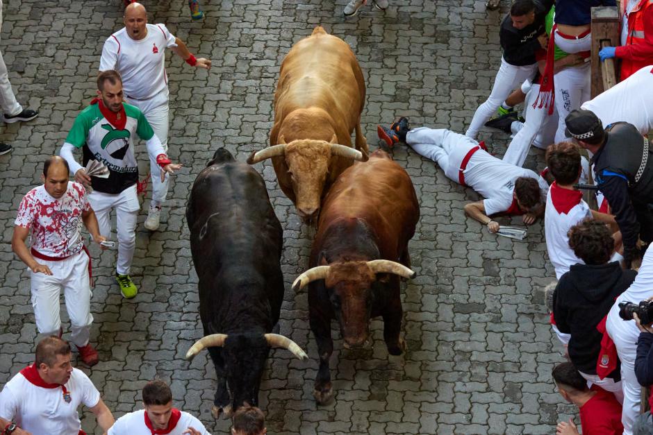 Un hombre se lanza al suelo para no ser arrollado por los toros