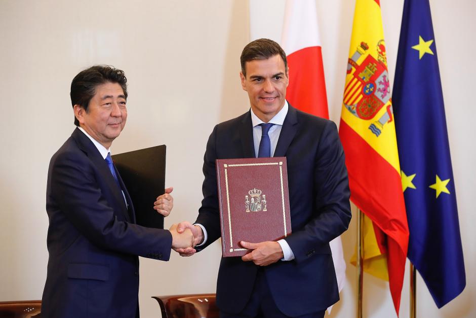 Pedro Sánchez y Shinzo Abe durante la firma de acuerdos en el Palacio de la Moncloa
