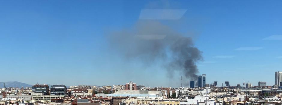 Skyline de Madrid con la columna de humo y las Cuatro Torres al fondo