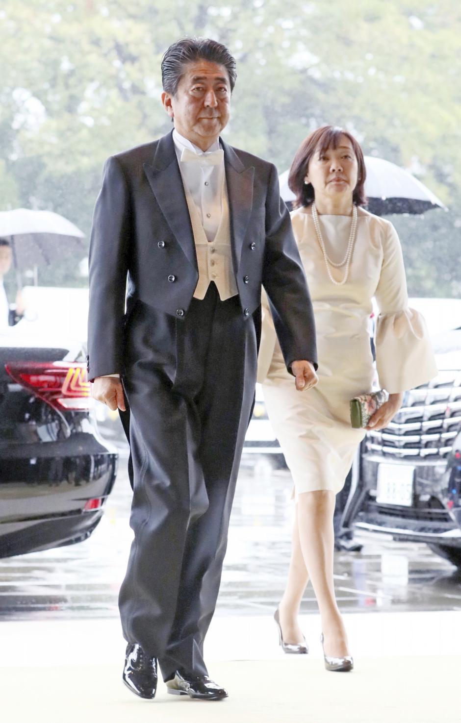 Shinzo Abe y su mujer Akie, en el palacio imperial de Tokio