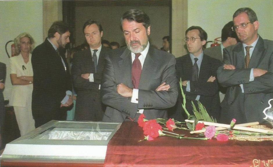 Jaime Mayor Oreja, entonces ministro de Interior, ante el féretro de Miguel Ángel Blanco