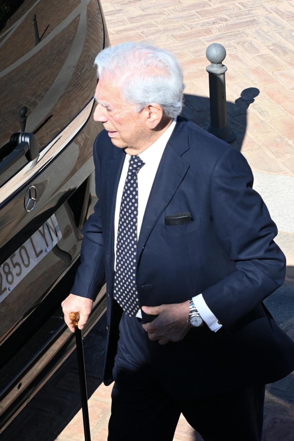 Mario Vargas Llosa, a su llegada a la iglesia