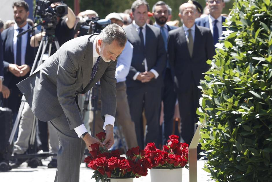 El rey Felipe VI, durante la ofrenda floral este domingo en la localidad vizcaína de Ermua, en la conmemoración del 25 aniversario del secuestro y asesinato del concejal del PP Miguel Ángel Blanco por ETA,