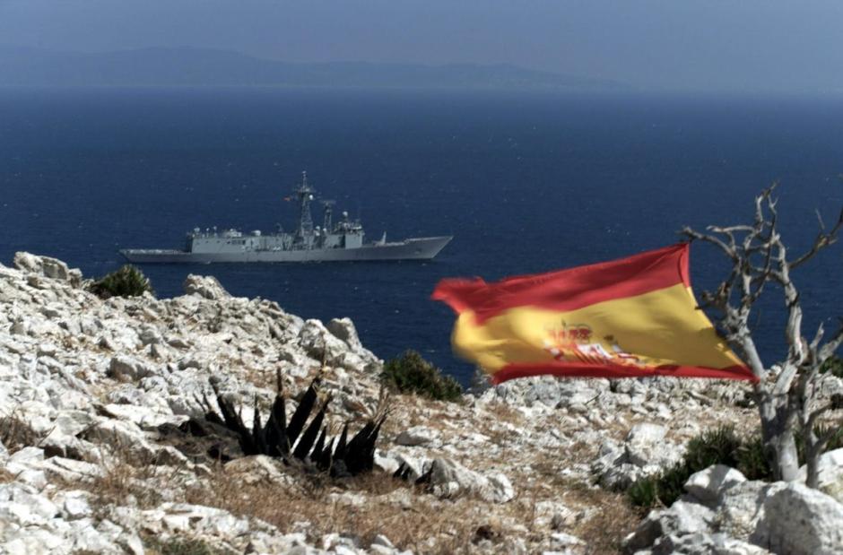 Bandera española izada en el Islote Perejil