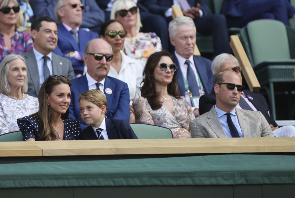 (R-Lon front row) Prince William, Prince George and Kate Middleton, watch the gentlemen's singles final match between Novak Djokovic of Serbia and Nick Kyrgios of Australia in the Championships, Wimbledon at All England Lawn Tennis and Croquet Club in London, the United Kingdom on July 10, 2022. ( The Yomiuri Shimbun via AP Images ) 
Winbledon Tennis;the Championships;All England Lawn Tennis and Croquet Club in London