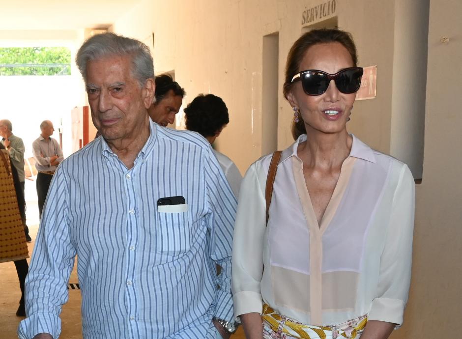 Isabel Preysler y Mario Vargas Llosa durante un festejo taurino en Estepona, July 10 2022.