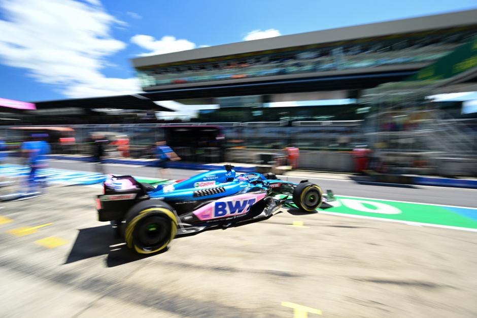 Fernando Alonso saliendo del garaje durante el GP de Austria