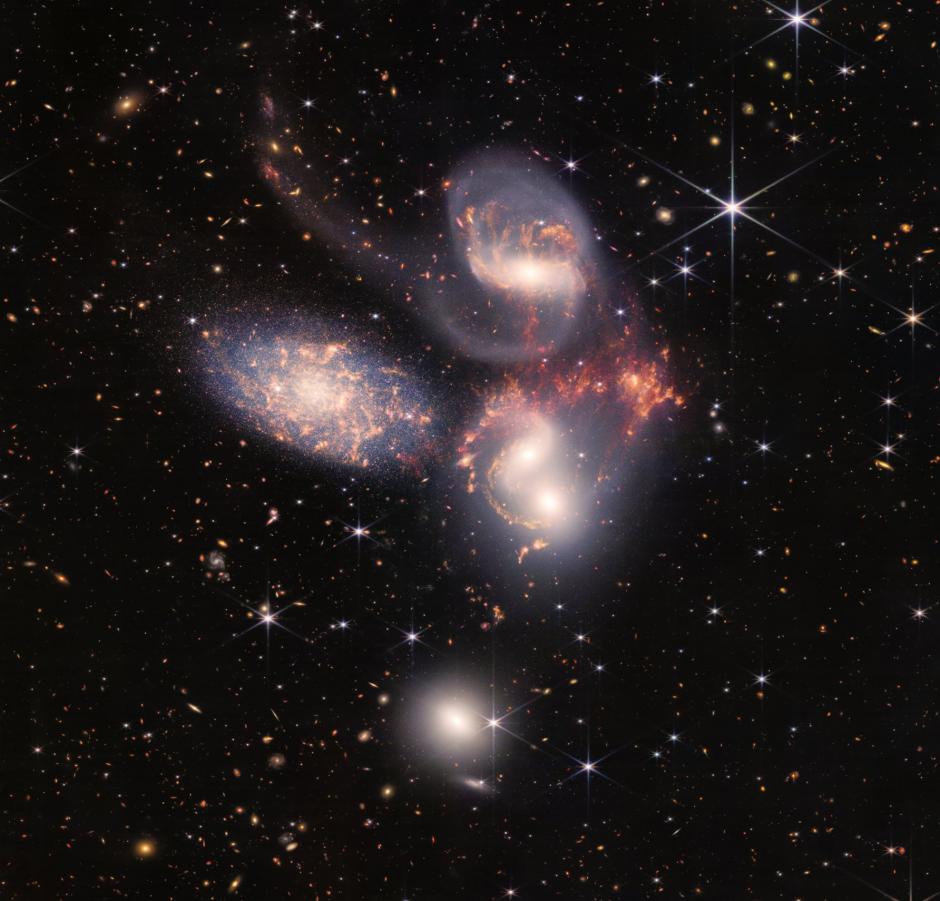 En la imagen de Webb del Quinteto de Stephan, vemos 5 galaxias, 4 de las cuales interactúan. La galaxia de la izquieraa está en primer plano