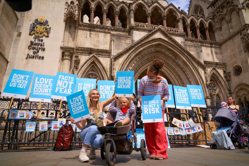 Los congregados en defensa de las personas con síndrome de Down, en las puertas de la Corte de Apelaciones inglesa