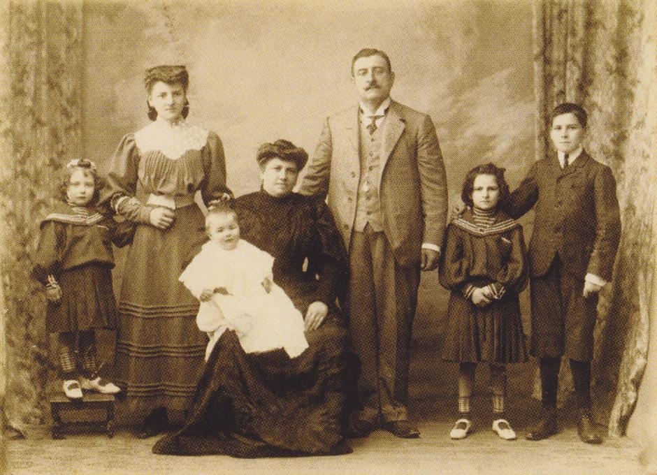 Antonio Antonio Romero Rodríguez y su mujer, abuelos del cineasta, posan el 23 de diciembre de 1905 en el estudio fotográfico de José Sellier. El bebé que está en manos de su madre es Jorge Marino Romero, padre de George A. Romero