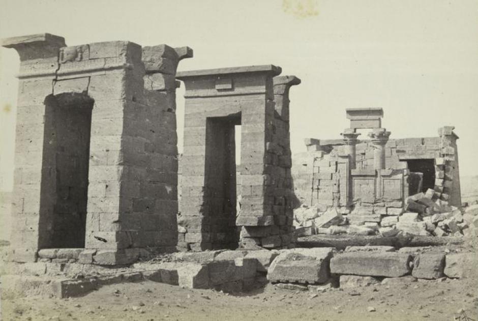 El Templo de Debod hacia 1862, con la fachada principal derrumbada