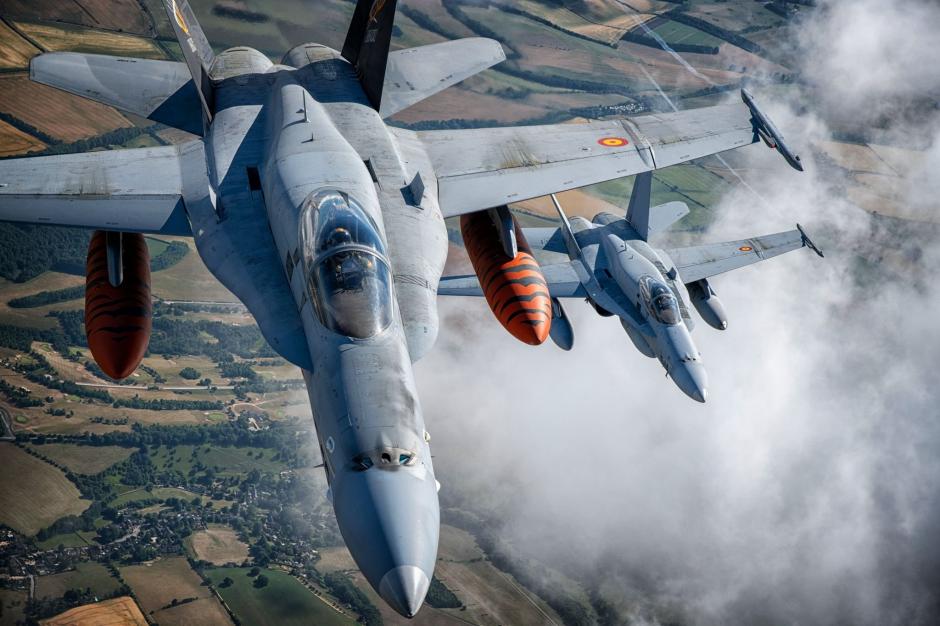 Un F-18 «tigre» del Ala 15 del Ejército del Aire vuela con destino a Reino Unido