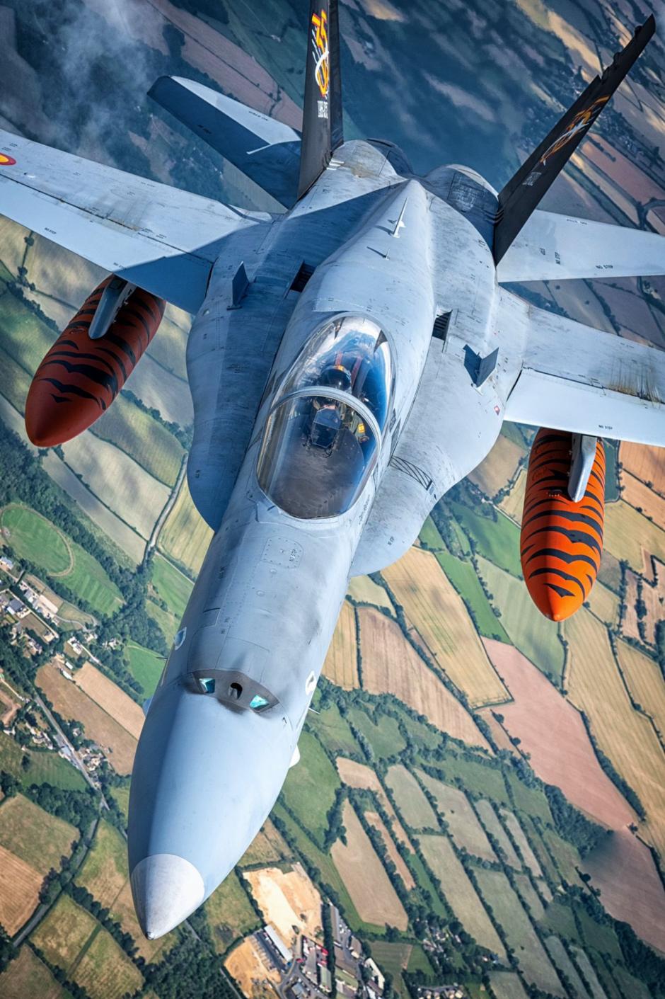 Un F-18 «tigre» del Ala 15 del Ejército del Aire vuela con destino a Reino Unido