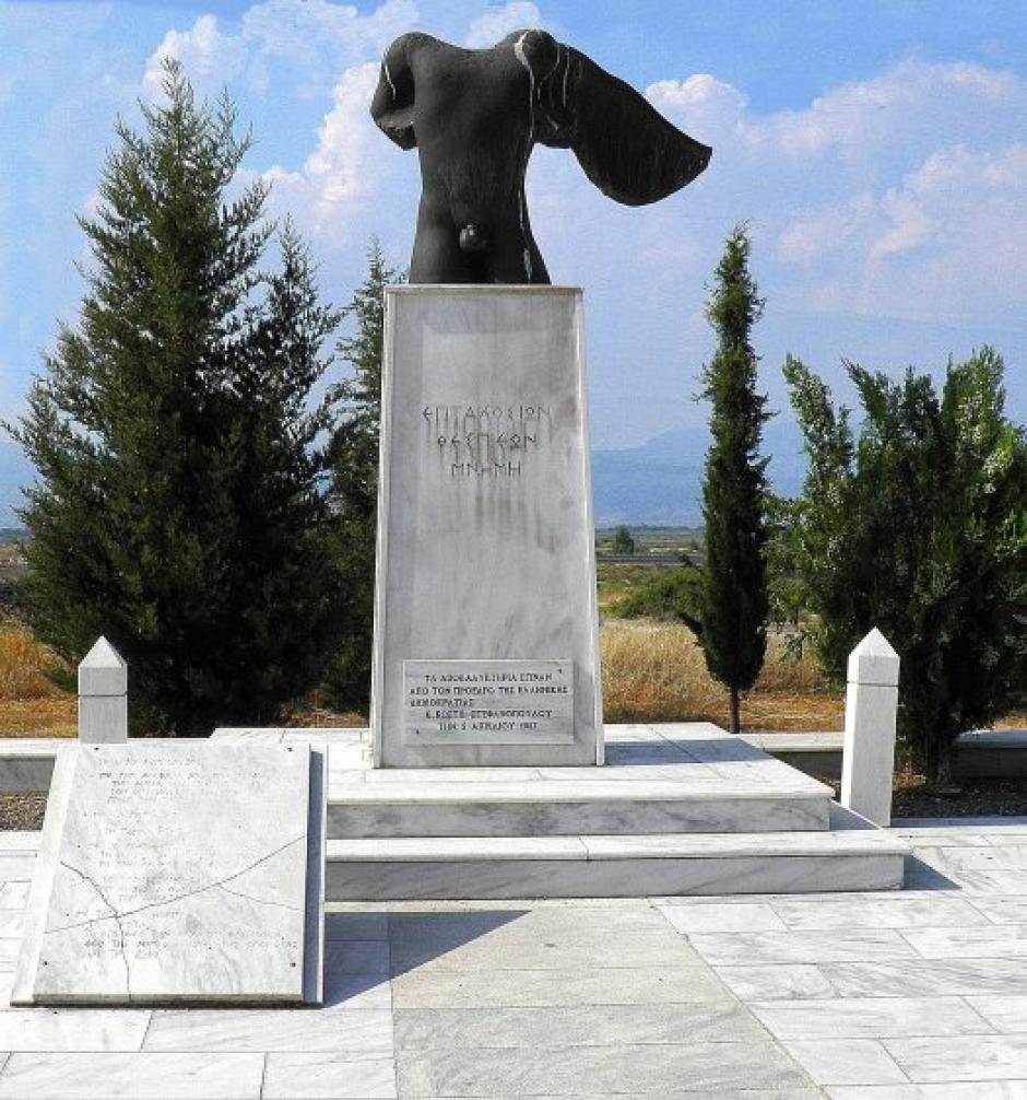 "En memoria de los setecientos tespios" se puede leer en la placa