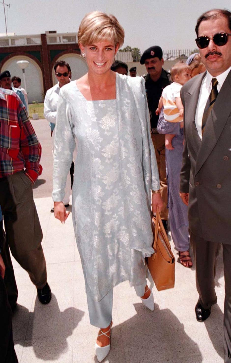 Diana, Princess of Wales arrives at Lahore Airport in Pakistan this morning (Thursday) on a mission to help raise  17 million for her friend Imran Khan's free cancer hospital for the poor.  Picture by Stefan Rousseau/PA.  See PA story ROYAL Diana Substitute.
