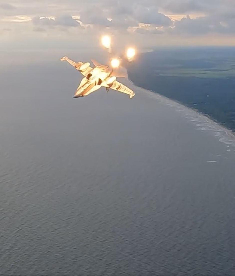 Secuencia del lanzamiento de bengalas de F-18 españoles en el cielo de Lituania