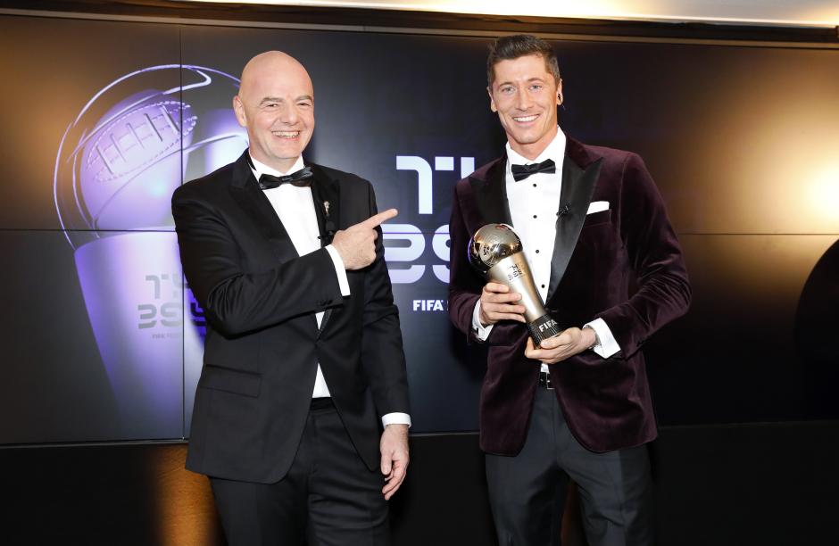 Robert Lewandowski, ganador del The Best 2020 junto a Gianni Infantino, presidente de la FIFA