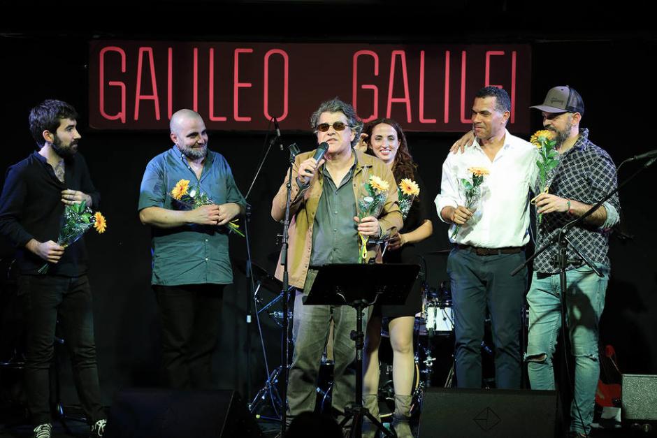César Hidalgo, en el centro, durante su último concierto en la madrileña sala Galileo Galilei