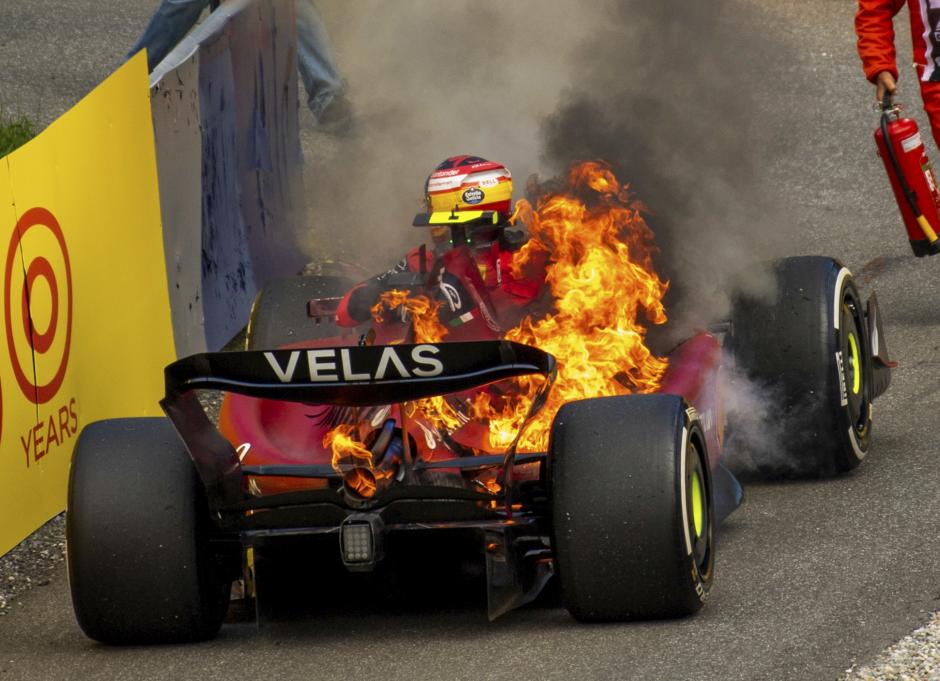 Carlos Sainz intenta salir de su Ferrari en llamas