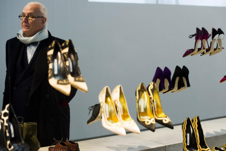 Manolo Blahnik y una parte de la colección de sus zapatos en la Fashion Week de Nueva York en 2014