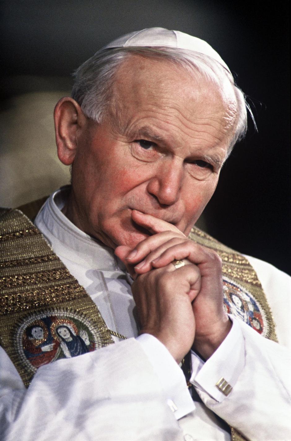 Pope John Paul II on 3 May 1987 in Augsburg. The head of the Catholic Church made his vissit during his 34th Pastoral Visit from 30 4. to 05.04.1987, to Germany. | usage worldwide 
"Religion_and_Belief religions REL" Vatican Religions gesture visit thoughtful travel People Travel_and_Commuting