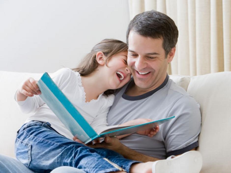 Padre leyendo con su hija