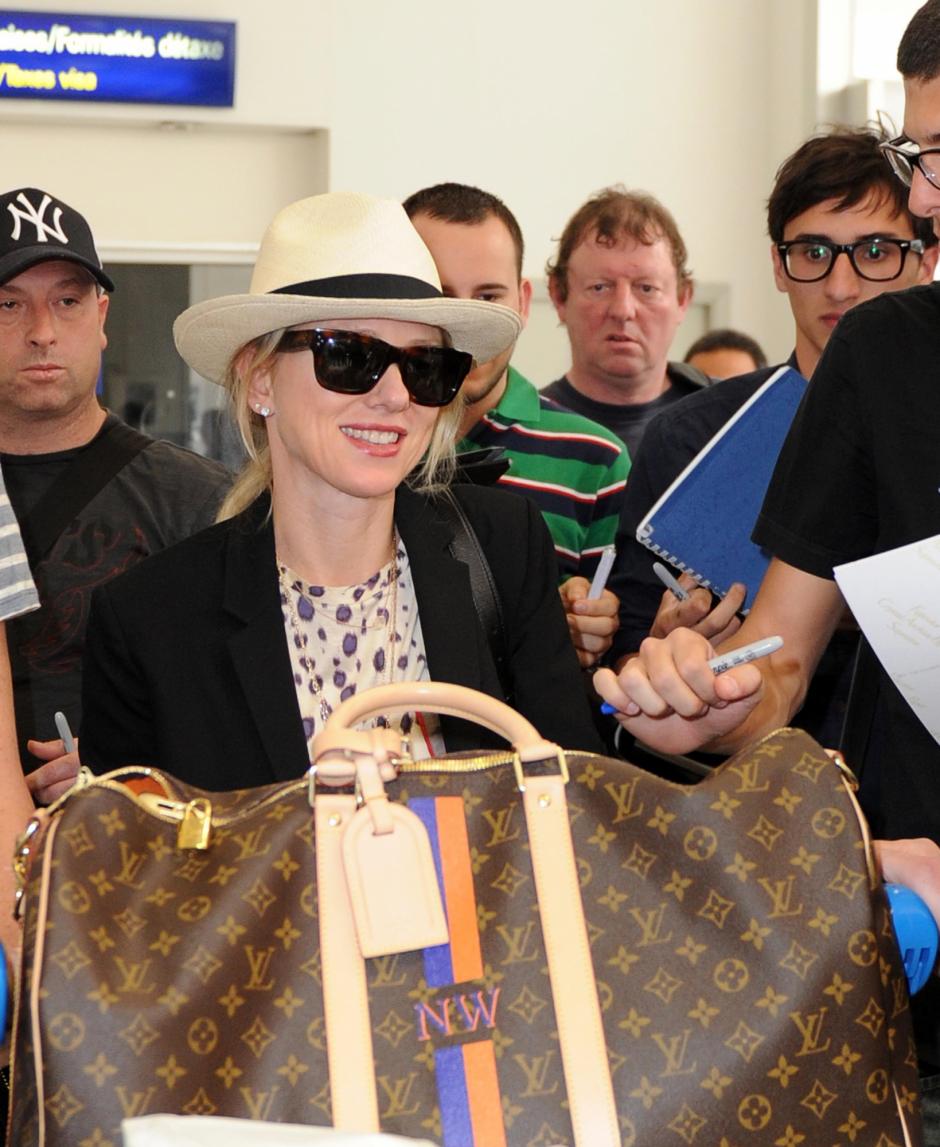 Naomi Watts in Cannes
16-05-2014
En la foto, con maleta de la firma " Louis Vuitton " y sus iniciales " NW "