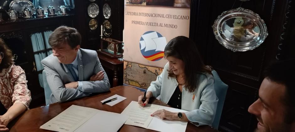 La directora de la cátedra y el recto de la Universidad Menéndez Pelayo firman el convenio de colaboración en la cámara del comandante, en Santander