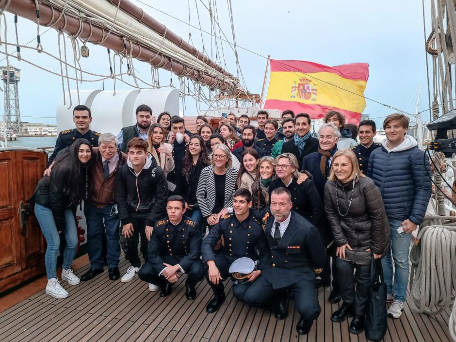 Estudiantes de la Universitat Abat Oliba CEU y tripulación del Juan Sebastián de Elcano pudieron disfrutar de un rato de convivencia en el puerto de Barcelona