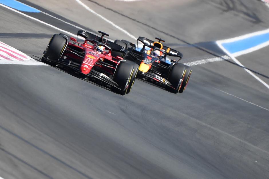 Max Verstappen, persiguiendo a Charles Leclerc en las primeras vueltas de carrera