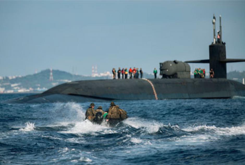 Submarino de misiles guiados de clase Ohio USS Ohio (SSGN 726) durante un ejercicio frente a la costa de Okinawa, Japón, en febrero de 2021