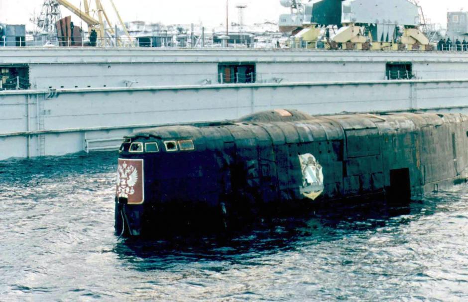 Imagen de archivo fechada el 23 de octubre de 2001 que muestra la torreta del submarino ruso "Kursk" al salir a la superficie del agua en el muelle del puerto de Roslyakovo (Rusia). El "Kursk", uno de los submarinos estratégicos más potentes de la Armada rusa, se hundió en el mar de Bárents el 12 de agosto de 2000 con 118 marineros a bordo durante unas maniobras navales por la explosión de sus torpedos. EFE/Stringer