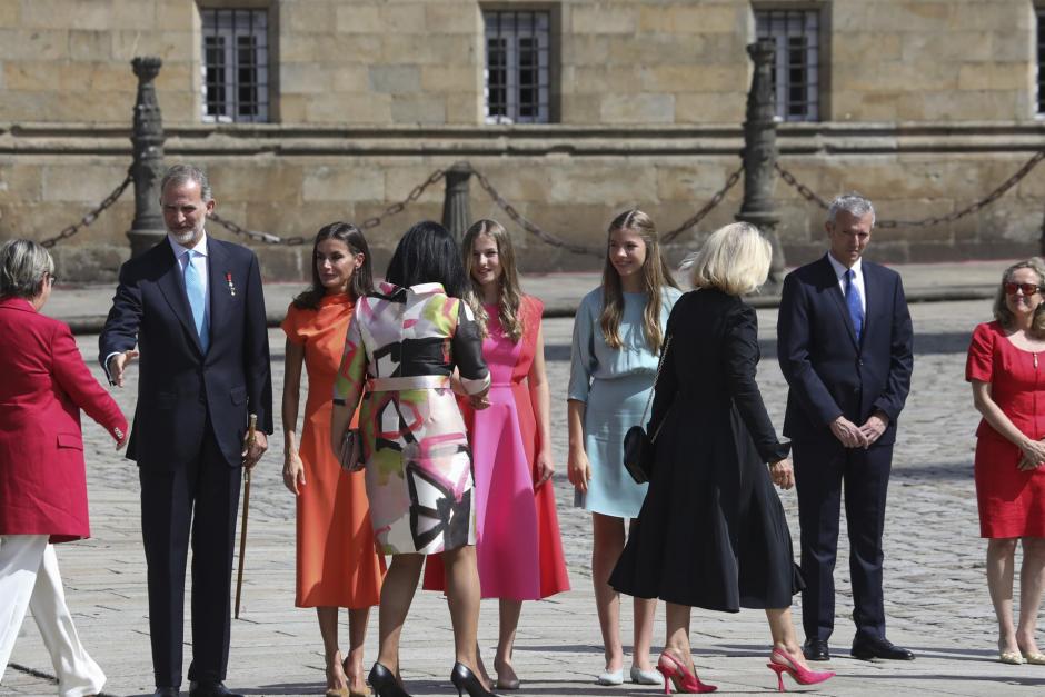 Los Reyes Don Felipe y Doña Letizia, la Princesa Leonor y la Infanta Sofía saludan a las autoridades a su llegada a la Ofrenda al Apóstol Santiago