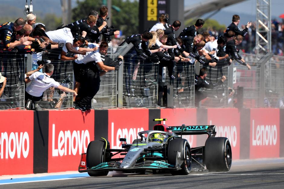 Lewis Hamilton cruza la línea de meta de Paul Ricard como segundo