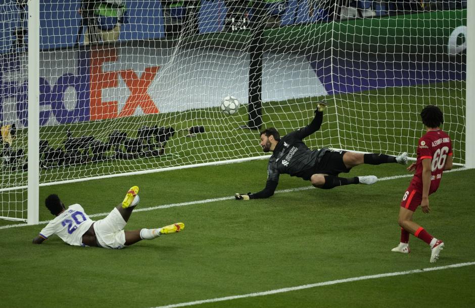 Momento del gol de Vinícius al Liverpool en la final de la Champions