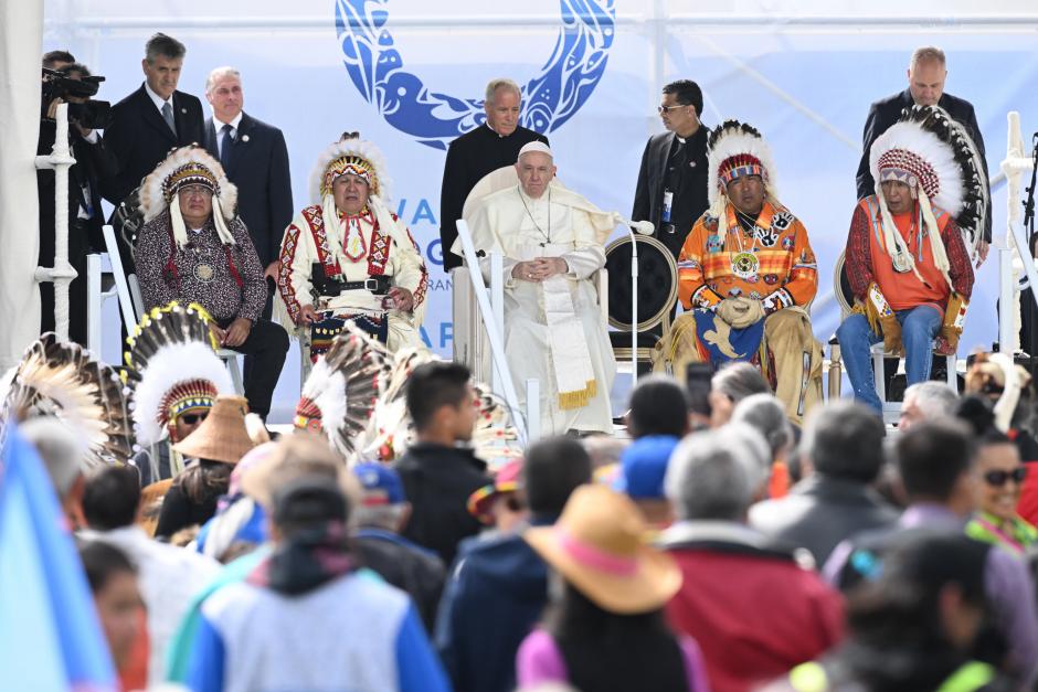 El Papa Francisco (centro) se reúne con líderes indígenas en Muskwa Park en Maskwacis, Alberta, Canadá