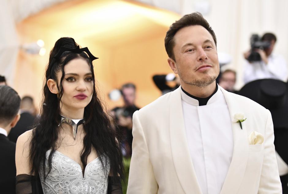 Elon Musk junto a Grimes en la gala del MET
