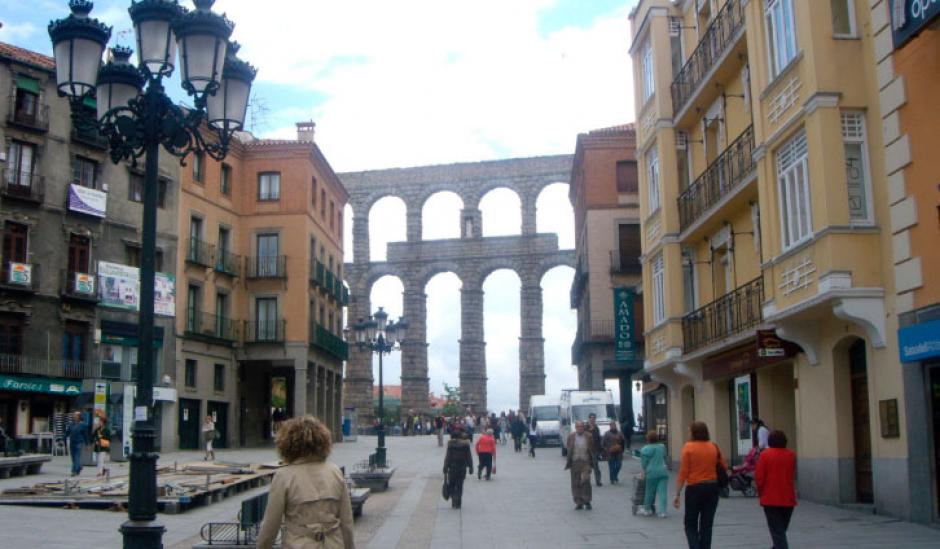 Calle Fernández Ladreda en Segovia con el acueducto al fondo. Foto - Mª Carmen Escribano.