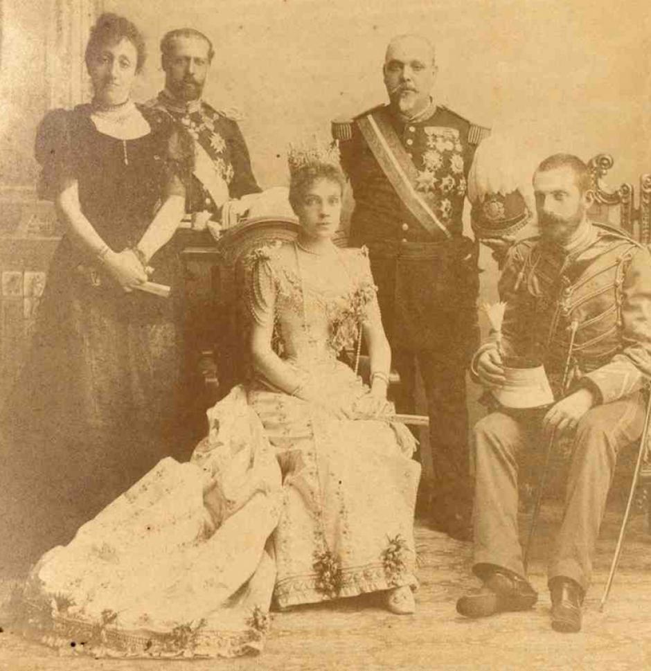 La infanta Eulalia en el centro de la foto junto a su marido el duque de Galliera. Detrás de ellos, Alejandro Rodríguez Arias (Capitán General y Gobernador de la isla de Cuba), en la visita que hizo la infanta a La Habana, en mayo de 1893