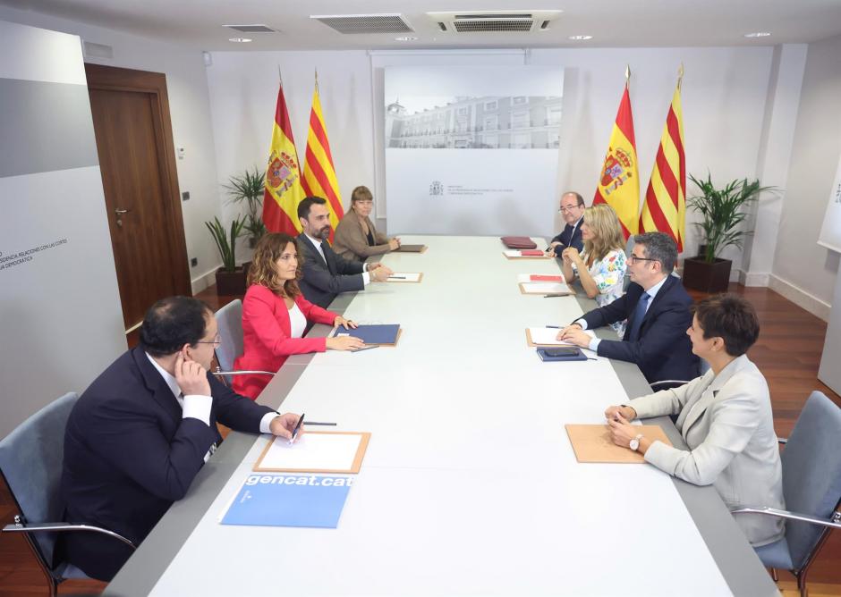 Representantes del Gobierno central y del Gobierno catalán durante la reunión que han mantenido en el Palacio de la Moncloa