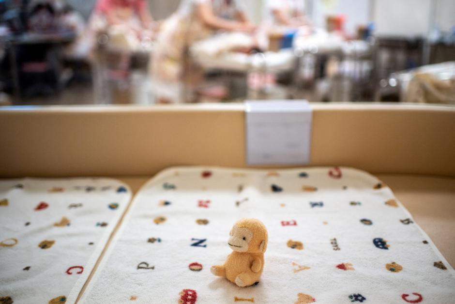 Un peluche espera a un bebé sobre una de las cunas del Hospital Jikei