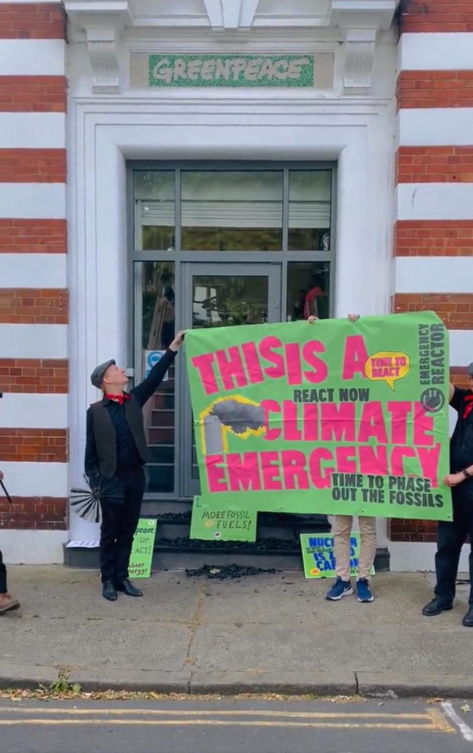 Activistas de Emergency reactor defienden la energía nuclear frente a la sede británica de Greenpeace
