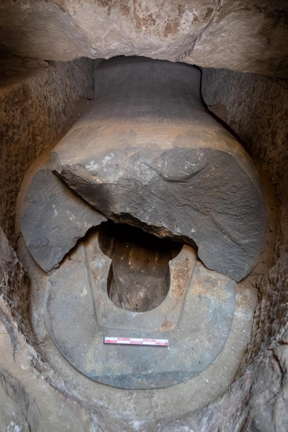 Sarcófago interior de basalto parcialmente dañado