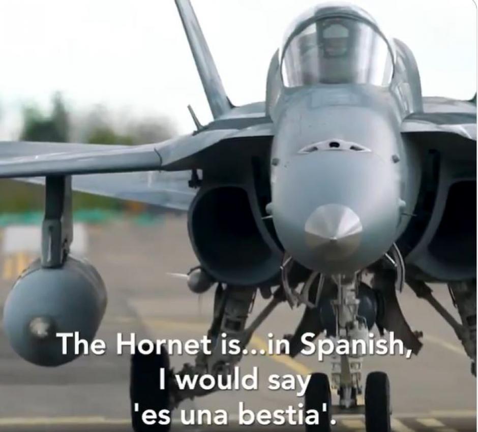 Un momento del video difundido por la OTAN sobre el capital Antonio Cifuentes, piloto de un F-18 en la misión española en el Báltico