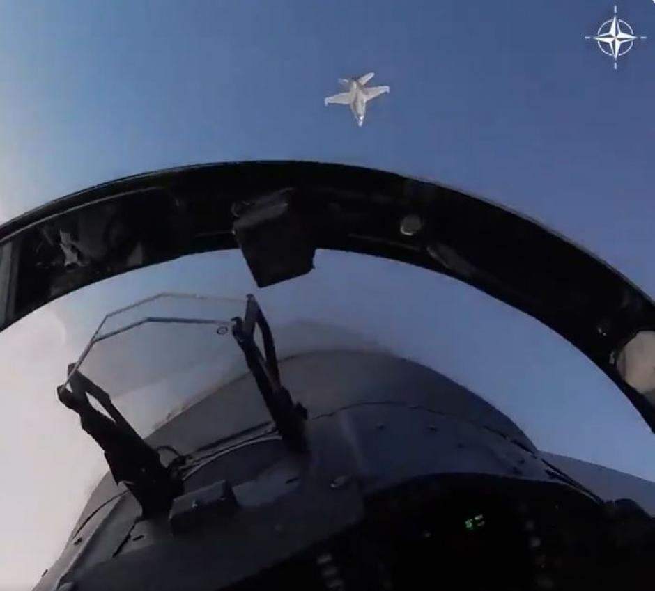 Varios momentos del video difundido por la OTAN sobre el capital Antonio Cifuentes, piloto de un F-18 en la misión española en el Báltico