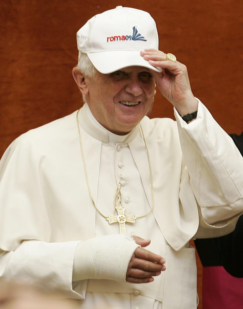 Pope Benedict XVI wears the Rome 2009 FINA Swimming World Championships' hat during a special audience he granted to the athletes of the Swimming World Championships, in Castel Gandolfo, in the outskirts of Rome, Saturday, Aug. 1,  2009.
En la foto con el brazo escayolado