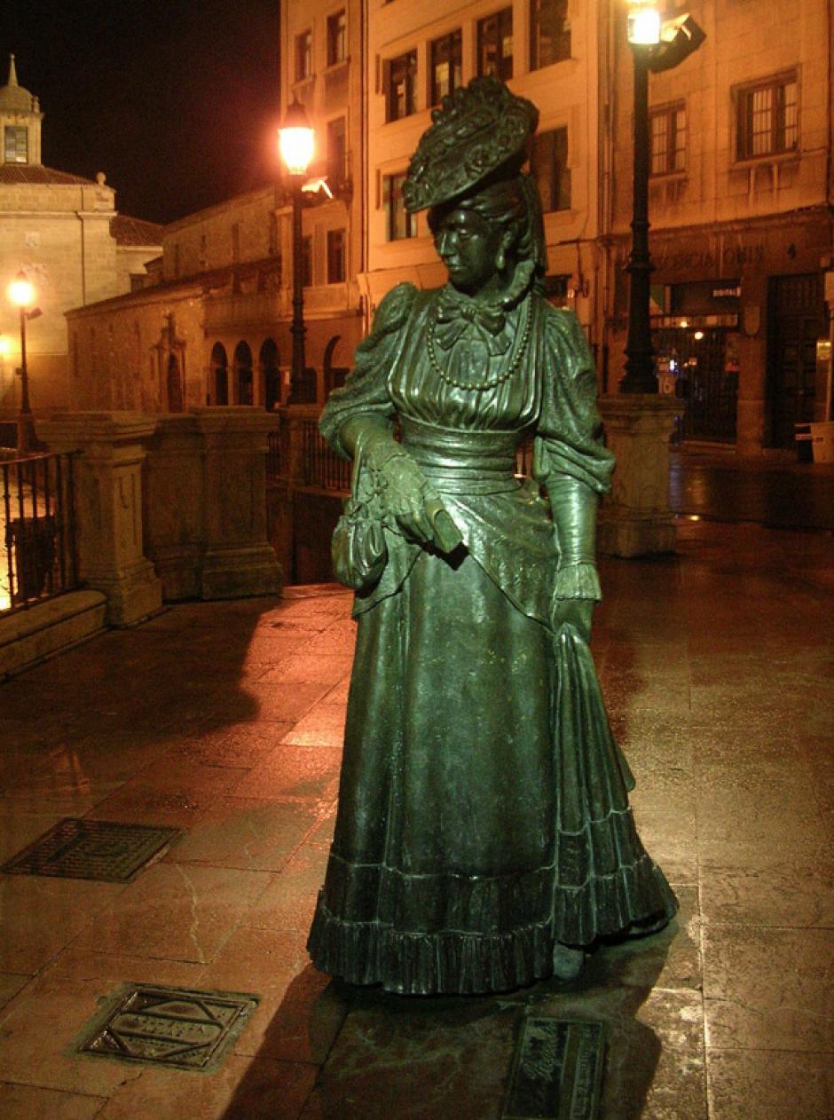 Escultura dedicada a «La Regenta» en la Plaza de la Catedral de Oviedo
